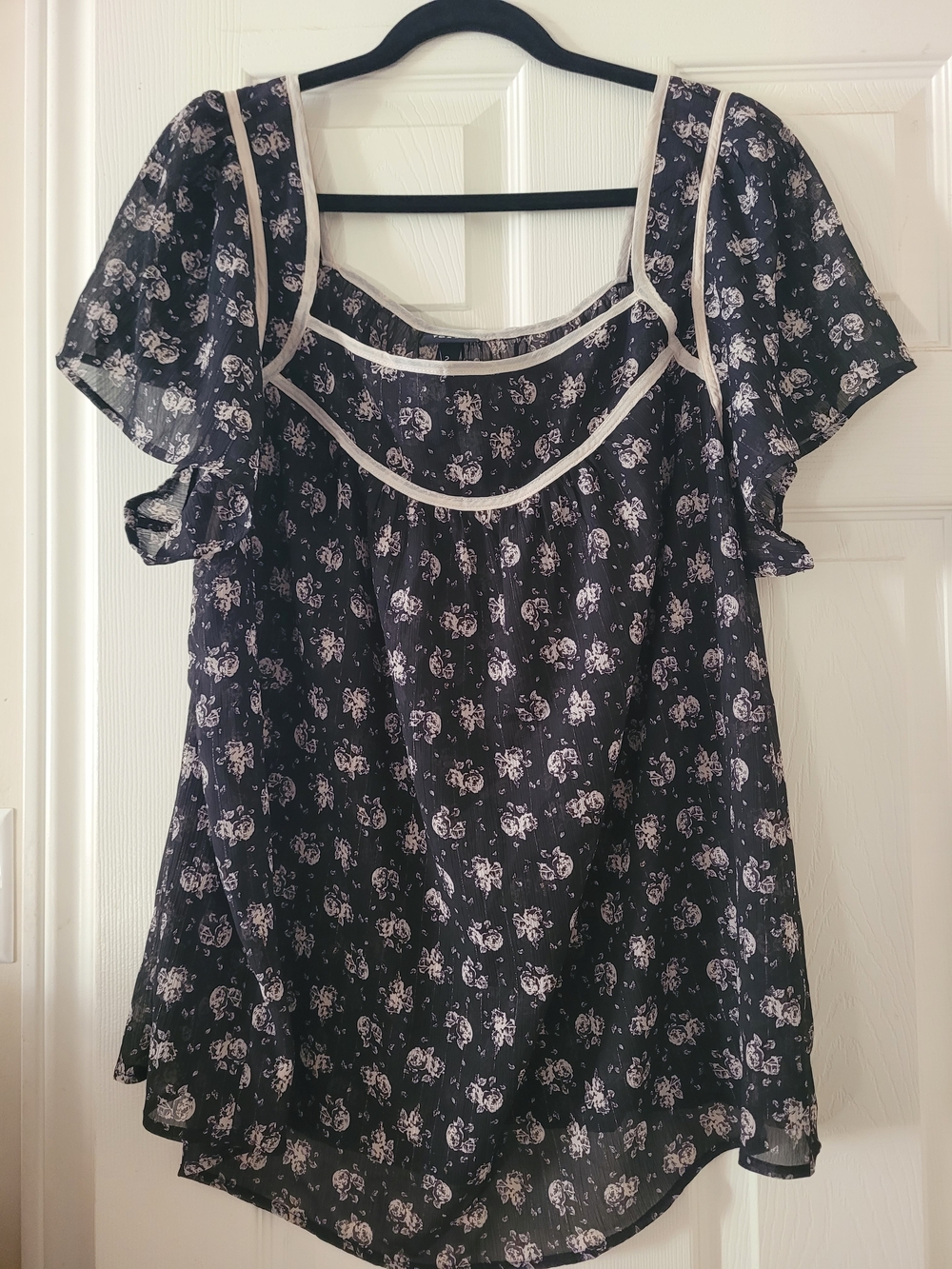 NWT Torrid Black Floral Square-Neck Top with Cream Piping